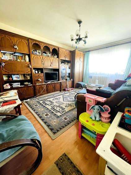 Apartament cu 3 camere decomandat, mobilat în Rogerius