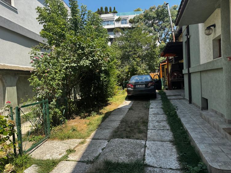 Casă individuală cu 7 camere cu Canalizare în Titulescu