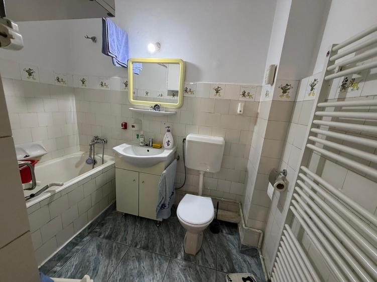 Apartament cu 3 camere decomandat în Neptun