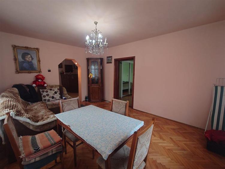 Casă individuală cu 9 camere cu Teren 2339 Mp în Exterior Nord