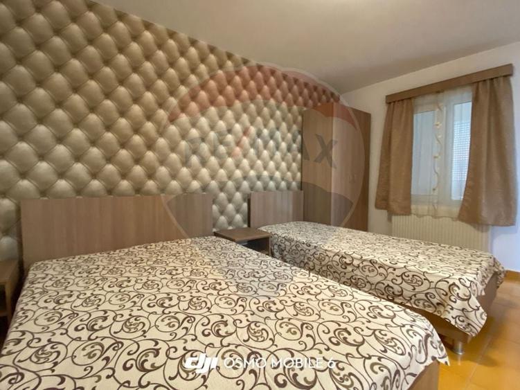 Casă individuală cu 9 camere cu Teren 480 Mp în Sud