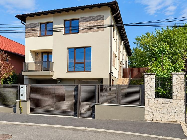 Casă cu 4 camere cu Garaj în Dâmbul Rotund