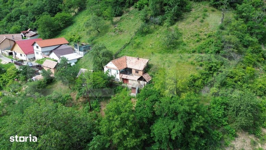 Casă cu 3 camere semidecomandat cu Teren 1343 Mp în Săsciori