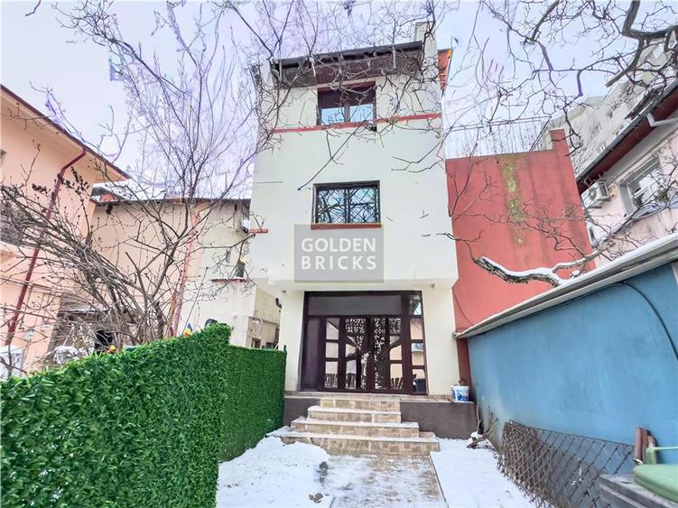 Casă individuală cu 5 camere cu Canalizare în P-ța Victoriei