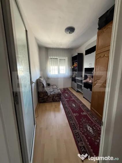 Apartament cu 3 camere decomandat în Micro 4