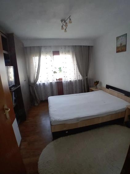 Apartament cu 4 camere decomandat în Est