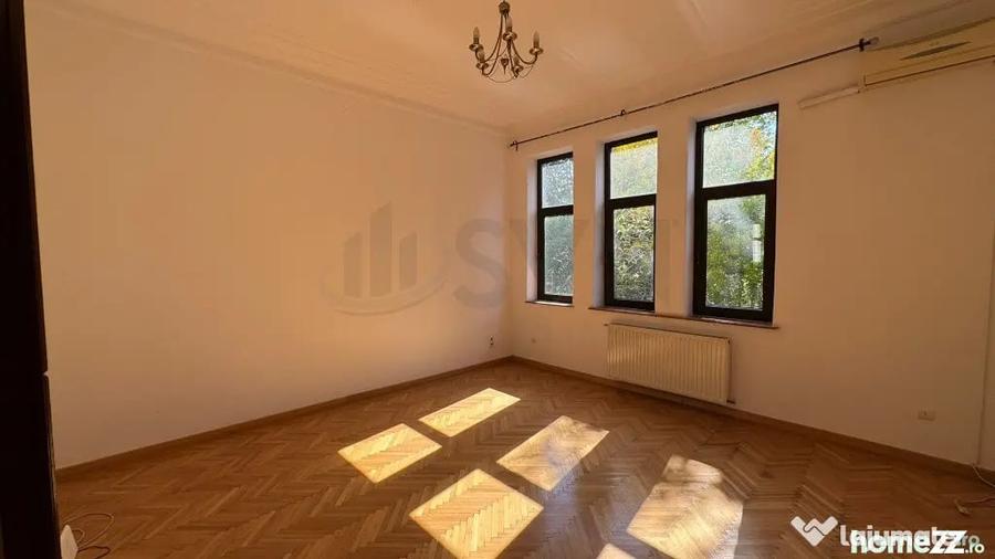Apartament cu 7 camere decomandat în Capitale
