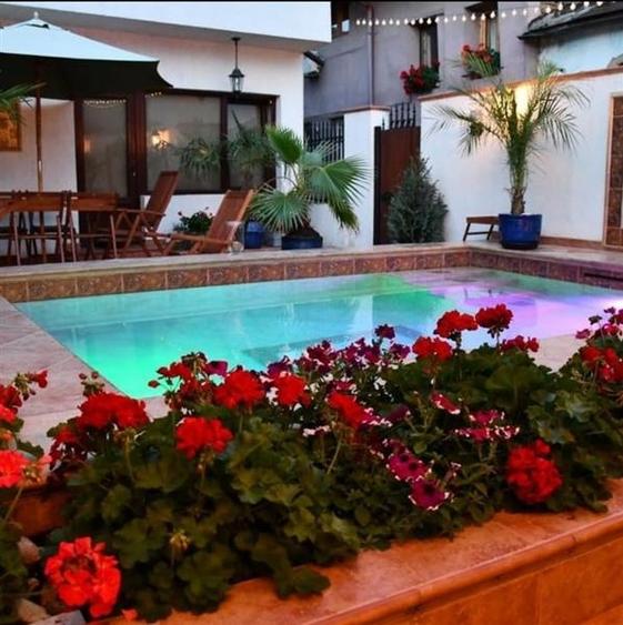 Casă cu 14 camere cu Piscina în Aeroport