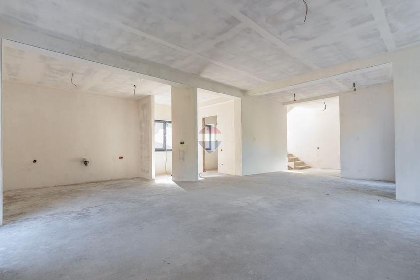 Duplex cu 6 camere cu Teren 400 Mp în Sud