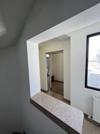 Birou, de 35 mp, în Universitate