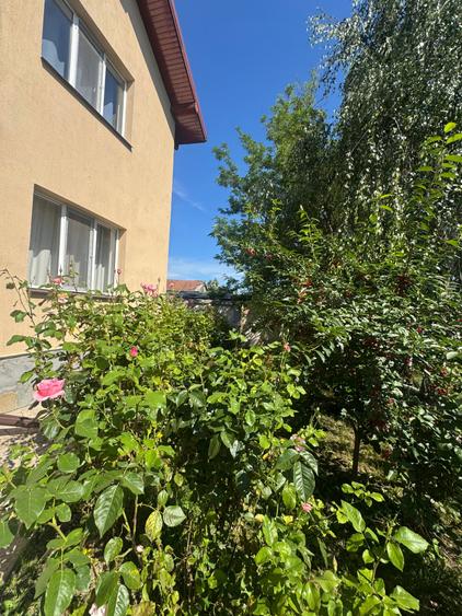 Casă cu 8 camere cu Garaj în Poienarii Burchii