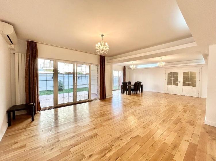 Casă cu 5 camere cu Teren 3000 Mp în Central