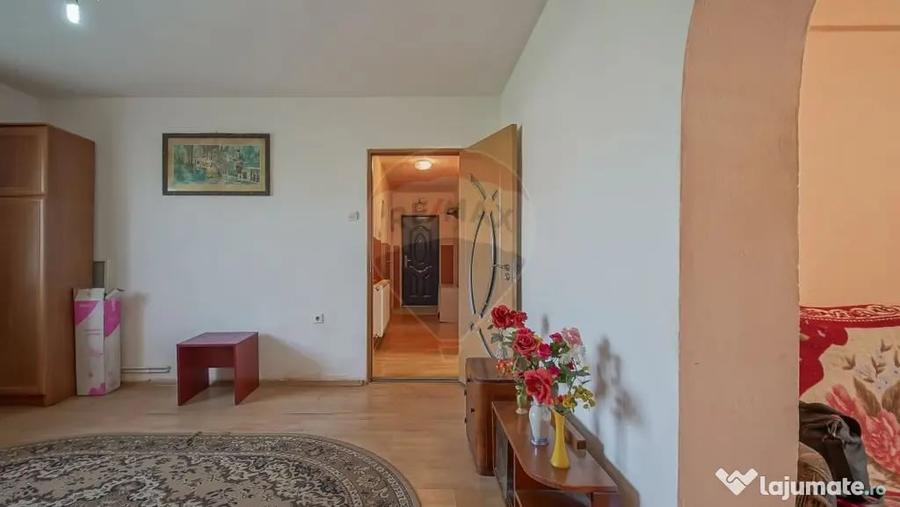 Apartament cu 4 camere semidecomandat în Stupini