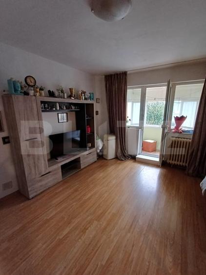 Apartament cu 3 camere semidecomandat, mobilat în Est