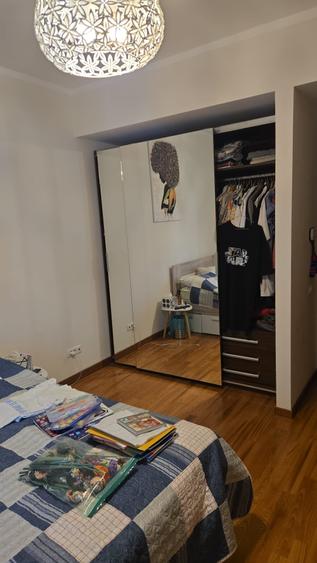 Apartament cu 4 camere decomandat în Capitale