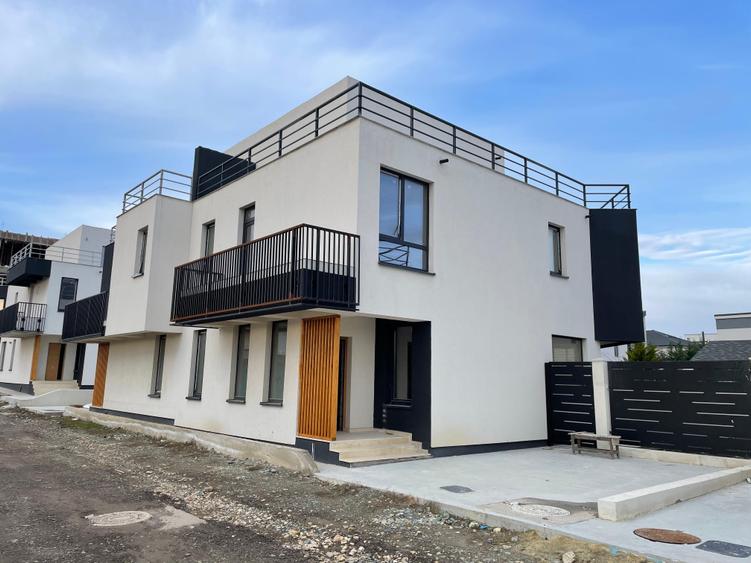 Duplex cu 4 camere cu Canalizare în Palazu Mare