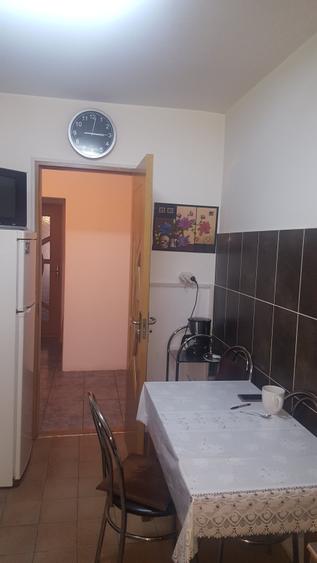 Apartament cu 3 camere decomandat în Girocului