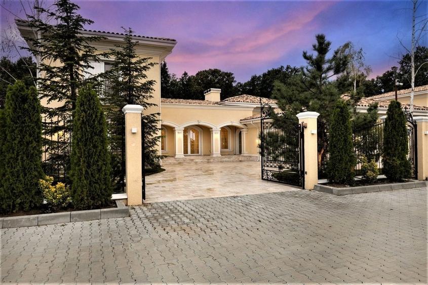 Casă individuală cu 5 camere cu Piscina în Est