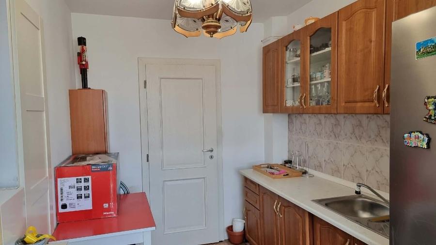 Apartament cu 3 camere semidecomandat, mobilat în Circumvalațiunii