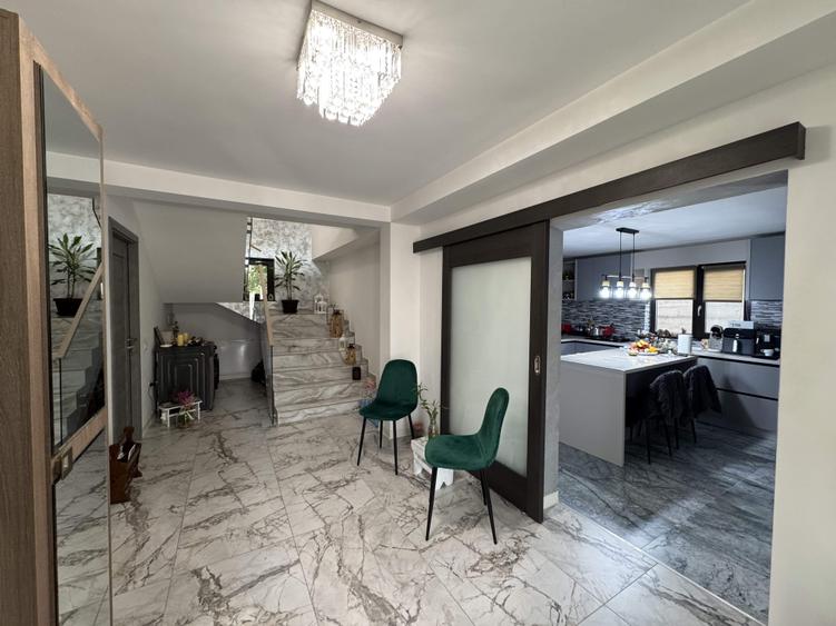 Casă cu 7 camere cu Garaj în Central