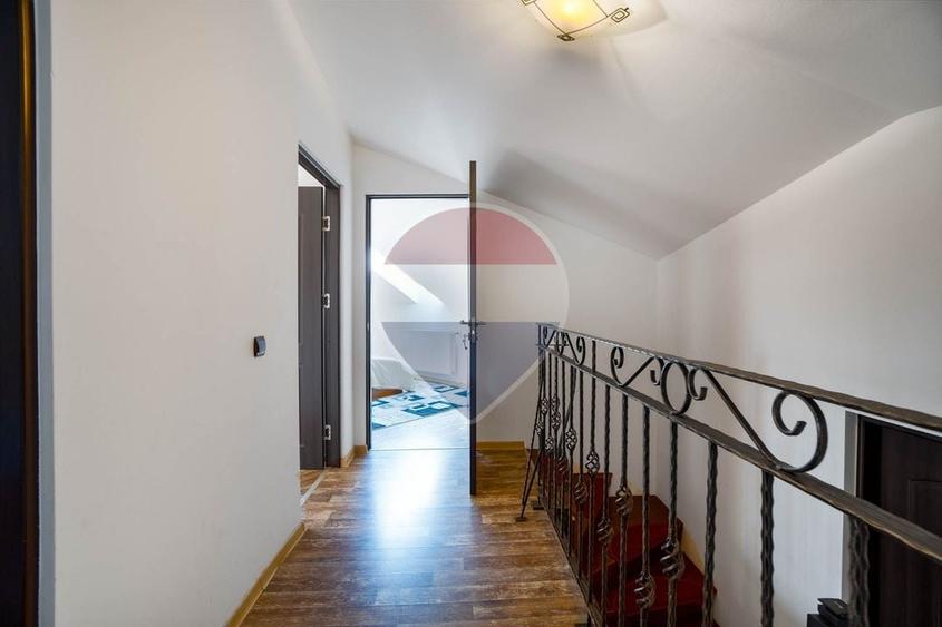Casă individuală cu 5 camere cu Teren 696 Mp în Vulcan