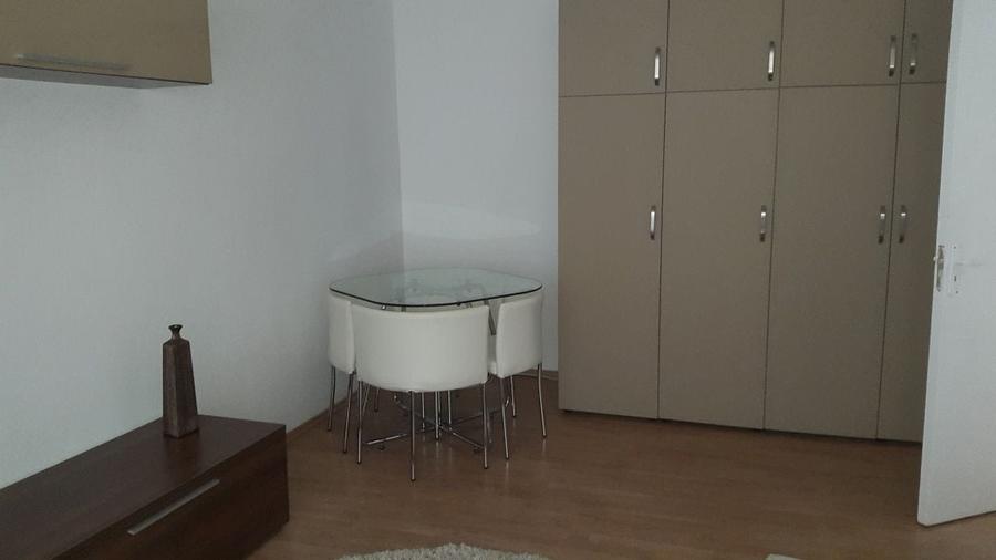 Garsonieră decomandată în Titan