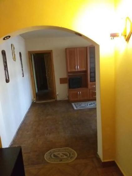 Apartament cu 3 camere semidecomandat în Cotroceni