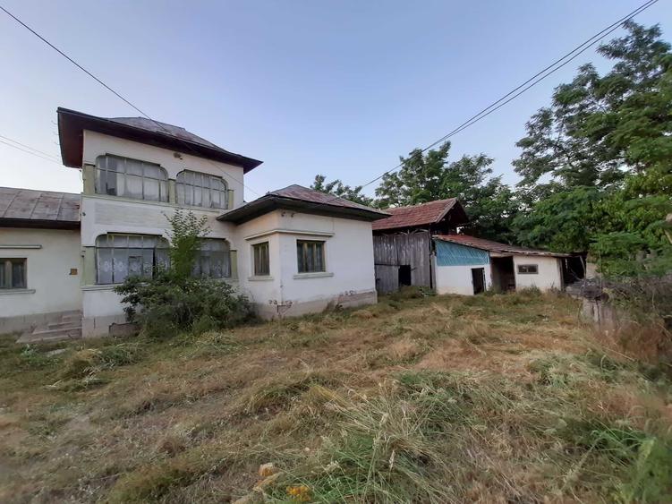 Casă cu 4 camere în Fâlfani