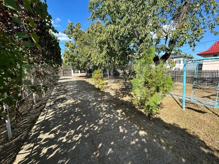 Casă individuală cu 4 camere cu Teren 2453 Mp în Găești