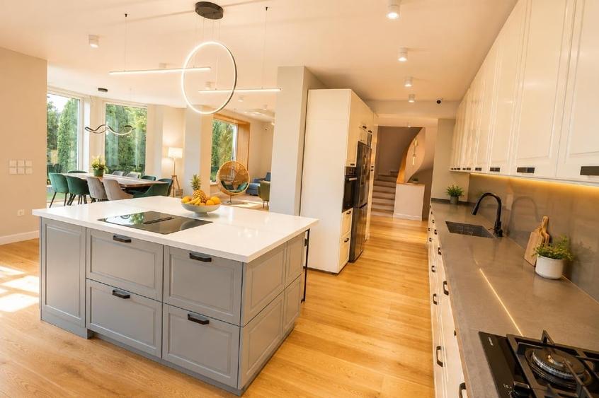 Duplex cu 10 camere cu Canalizare în Central