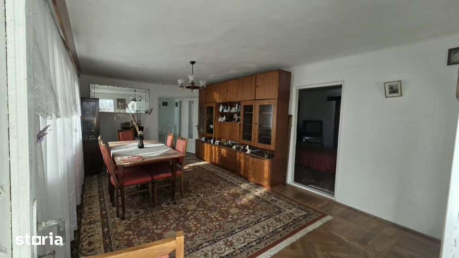Casă cu 10 camere semidecomandat cu Teren 3200 Mp în Gologanu