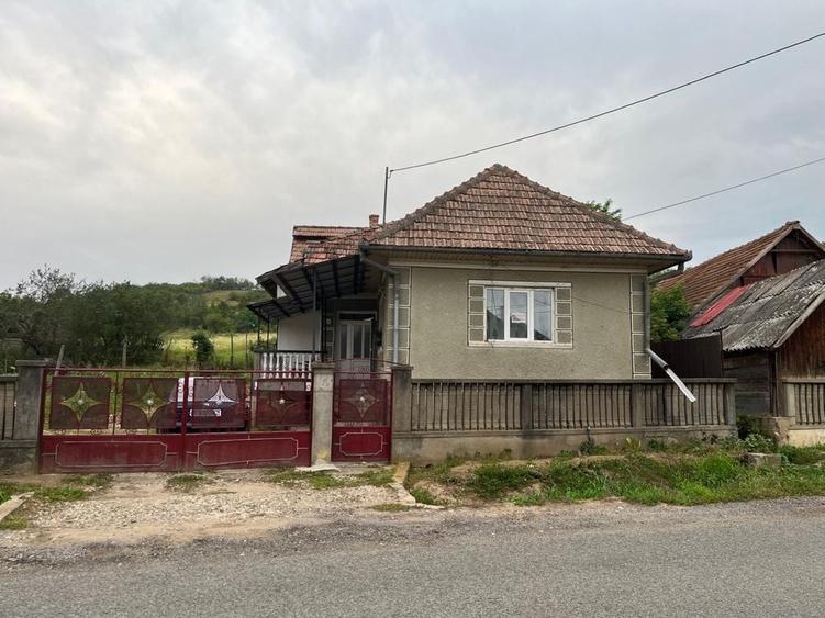 Casă cu 3 camere în Sânmihaiu Almașului