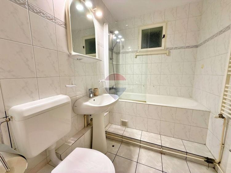 Apartament cu 3 camere decomandat, mobilat în Intim