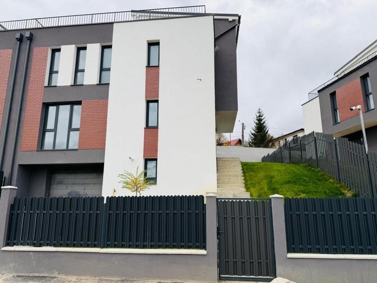Duplex cu 5 camere cu Canalizare în Florești