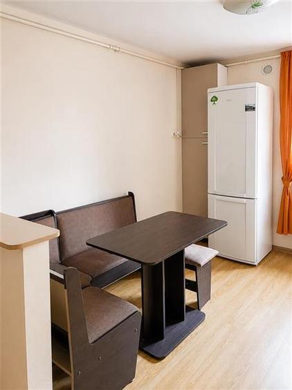 Apartament cu 2 camere decomandat în Tractorul