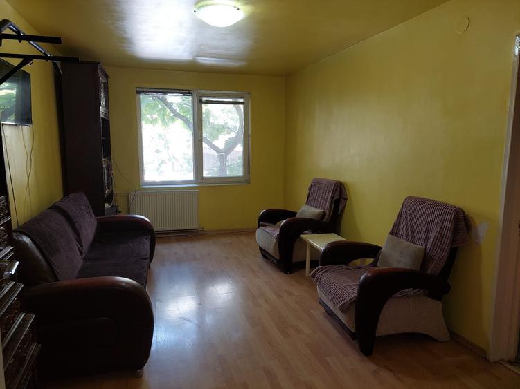 Apartament cu 3 camere semidecomandat în Baba Novac