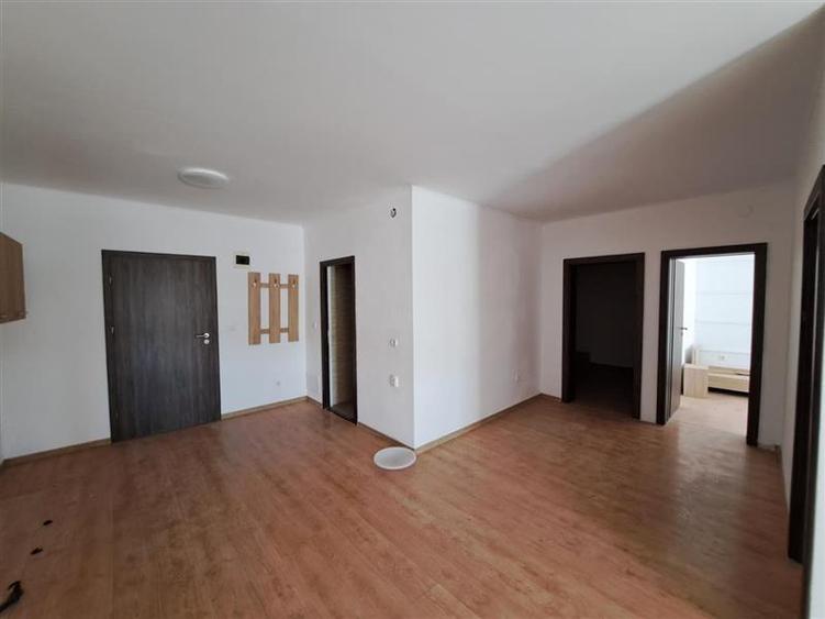 Apartament cu 20 camere semidecomandat în Iris