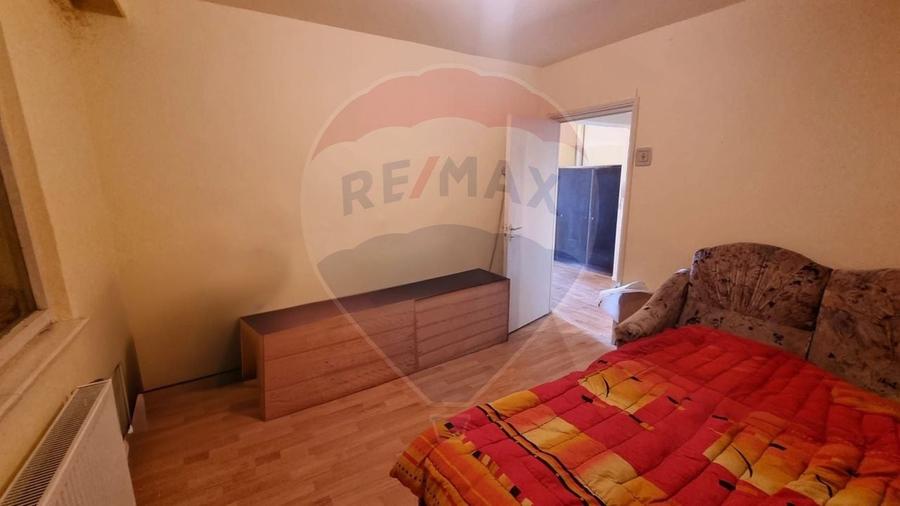 Apartament cu 3 camere semidecomandat, mobilat în Central