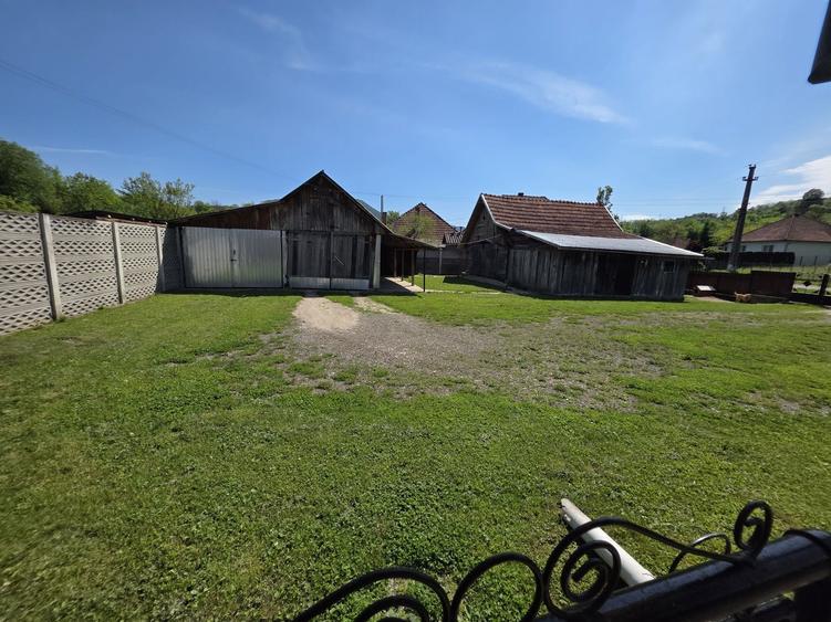 Casă cu 4 camere în Luncoiu de Jos