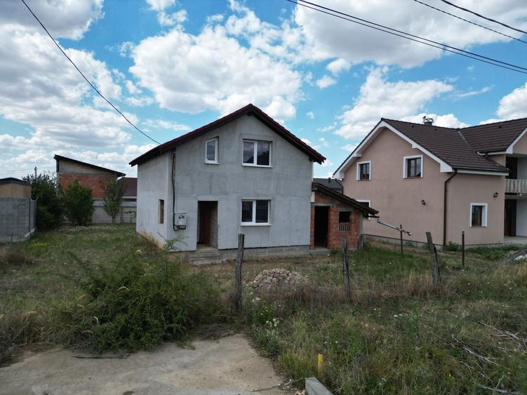Casă individuală cu 3 camere cu Canalizare în Frumușeni