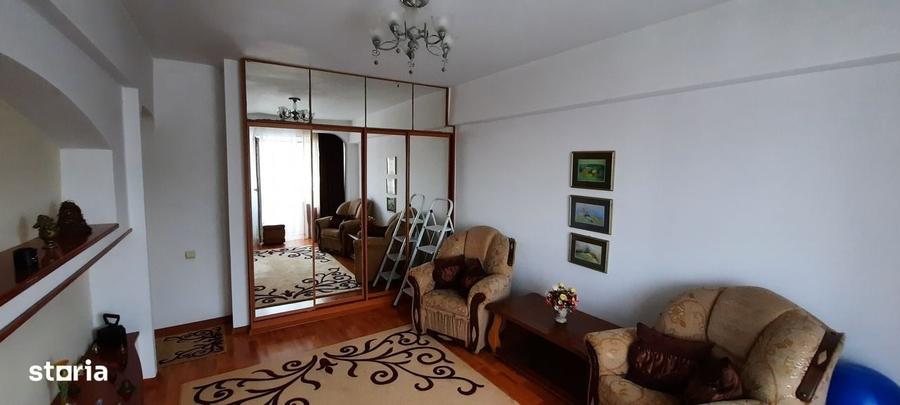 Apartament cu 4 camere decomandat în Central