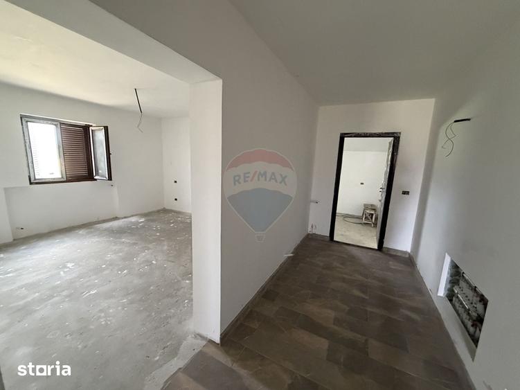 Casă cu 5 camere cu Teren 3960 Mp în Milcovul