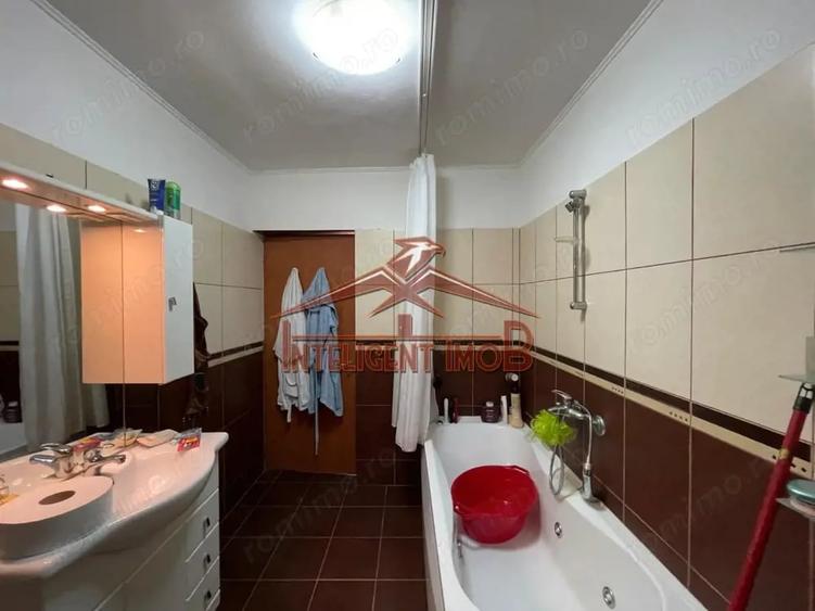 Casă cu 5 camere cu Teren 900 Mp în Hurez