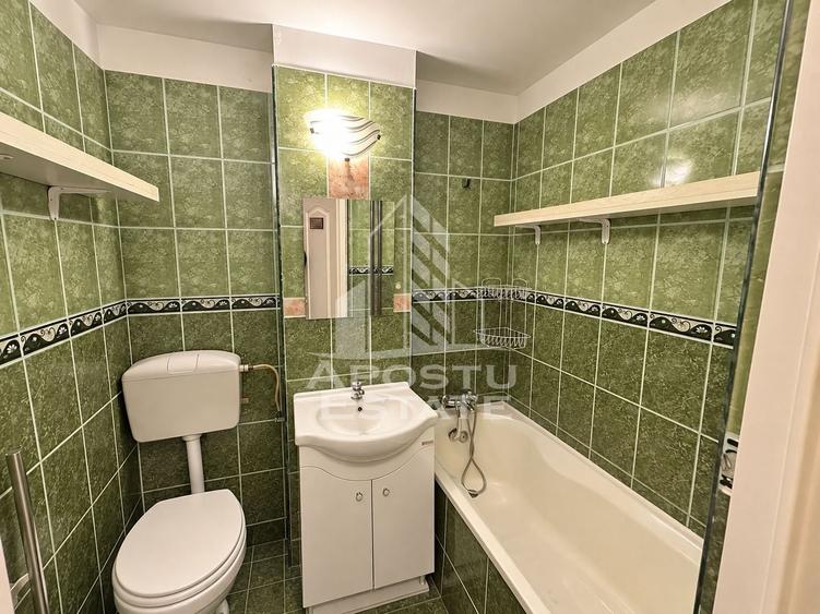 Apartament cu 3 camere semidecomandat, mobilat în Fratelia