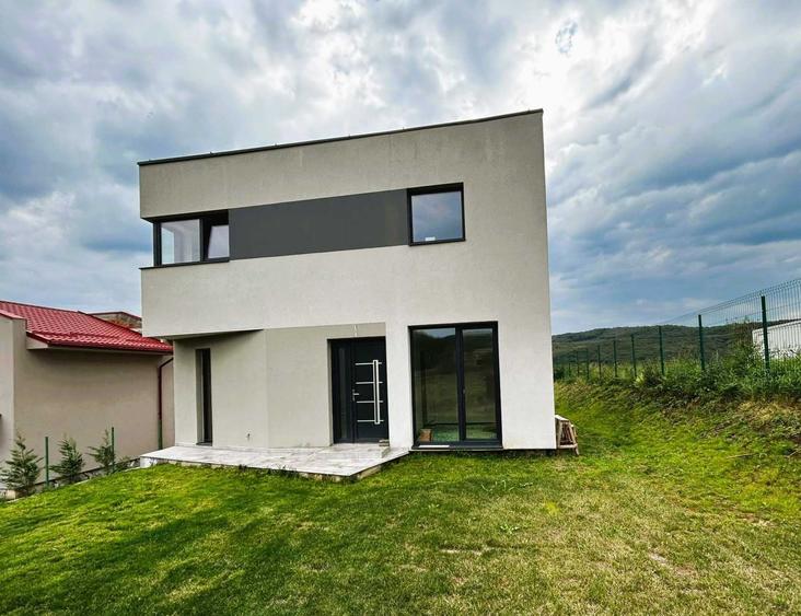 Casă cu 4 camere în Baciu