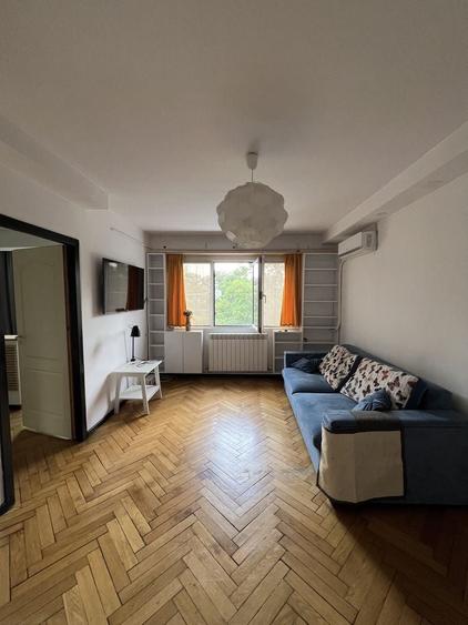 Apartament cu 3 camere semidecomandat în Podu Roș