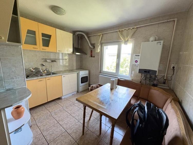 Apartament cu 3 camere decomandat în Păcii