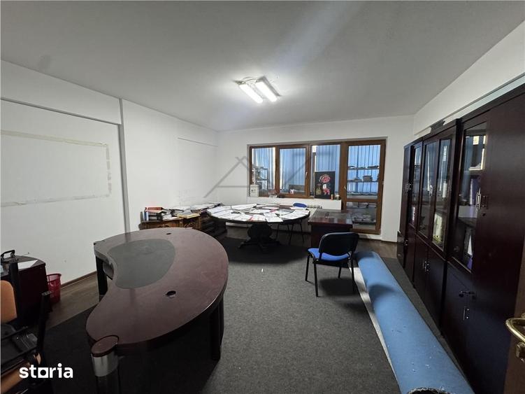 Apartament cu 4 camere decomandat în Est