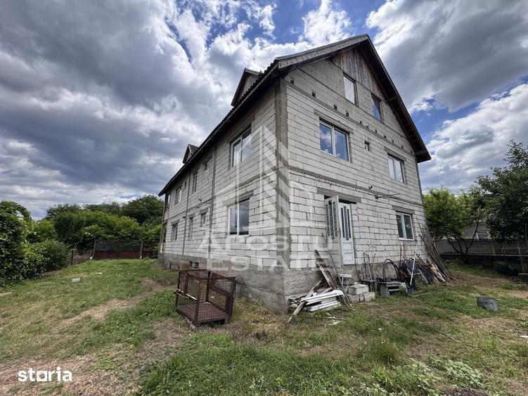 Casă cu 10 camere cu Teren 1100 Mp în Fărcădin