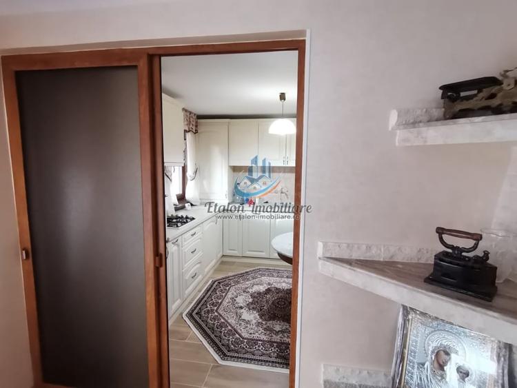 Casă individuală cu 7 camere cu Teren 1066 Mp în Periferie